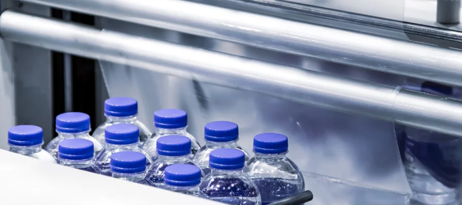 Getränke im Tray verpackt mit Polyolefin Feinschrumpffolie